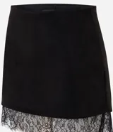 Short pollera Blue Steel de gamuza sintética color negro, con diseño ajustado, corto y detalle de encaje en el borde inferior.