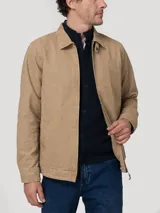Chaqueta de hombre RKF modelo Jck-Orezzo-Sum26, color beige, con cuello camisero, cierre frontal de cremallera y bolsillos laterales ribeteados.