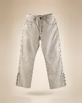 Pantalón de cuero vacuno con corte flare y tiro alto. Cuenta con forrería interna de satén y detalle de presillas fruncidas en la cintura.