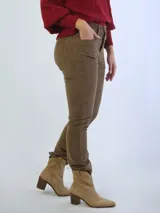 Pantalón de pana azul marino, de corte recto y calce ajustado, con cinco bolsillos y cinturón de cuero marrón.