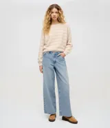 Pantalón de jean Blue Steel de corte wide leg y tiro bajo, confeccionado en 100% algodón, con diseño de perneras amplias y rectas.