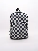 Mochila de tela con estampado de cuadros ajedrez en color azul marino y blanco. Presenta un compartimento principal con cierre y un bolsillo frontal con cierre. Los tirantes son de cuerda trenzada en blanco y negro.