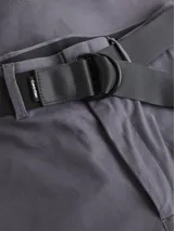 Pantalón chino de sarga elástica, corte slim y talle medio, color gris oscuro. Incluye un cinturón negro con hebilla metálica en forma de D.