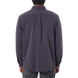 Camisa azul marino de micropolar con cuello clásico, cierre frontal con botones a presión, dos bolsillos de parche en el pecho y puños abotonados.