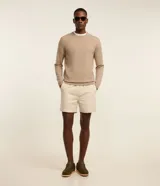 Suéter básico de punto para hombre, color tostado, con cuello redondo y puños y bajo acanalados.