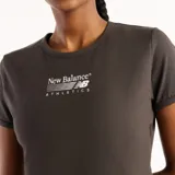 Remera de manga corta New Balance Trackside, color gris oscuro, con corte ceñido y cuello redondo. Cuenta con un gráfico bordado de alta calidad en el centro del pecho.