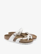 Sandalias Birkenstock modelo Mayari, color blanco, con plantilla regular y tiras de Birko-Flor® con hebillas ajustables.