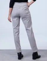Jegging de denim azul elastizado, corte recto, con pretina ancha elastizada, bolsillos delanteros simulados y bolsillos traseros aplicados.