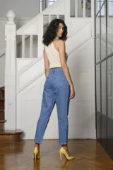Pantalón de jean azul con apliques de perlas sintéticas.