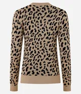 Blusa de tricot color beige con estampado animal print negro, hombreras y mangas largas.