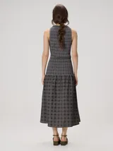 Vestido midi sin mangas de silueta en A y escote redondo, con diseño geométrico de inspiración op art y detalle de fruncido elástico en el cuerpo, confeccionado en algodón.