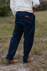 Bombacha de campo de corte moderno con pinzas frontales para un mejor calce. Presenta botamangas con abertura ajustable, detalles en cuero en las terminaciones y etiqueta distintiva.