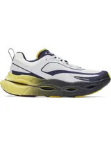 Championes de running Under Armour modelo Halo Racer, con diseño técnico de alto rendimiento. Presentan una parte superior de malla transpirable en color blanco con detalles en azul marino y amarillo. La entresuela destaca por su geometría de balancín con tecnología de amortiguación HOVR+ en tonos amarillo y gris oscuro, diseñada para maximizar el retorno de energía y la estabilidad.