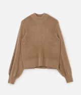 Suéter de tejido de punto con acabado de pelitos, color tostado, con cuello alto y mangas largas acampanadas.