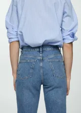 Pantalón jeans de tiro alto estilo mom-fit, color azul con lavado clásico, diseño de cinco bolsillos y cierre frontal con cremallera y botón metálico.