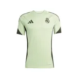 Remera de fútbol Adidas del Real Madrid, modelo Tiro 25 Competition. Color verde claro con detalles en negro en mangas, hombros y laterales. Incluye logo de Adidas y escudo del Real Madrid en el pecho. Confeccionada con tecnología Aeroready.