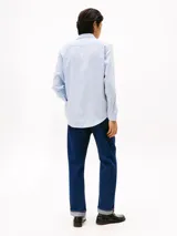Camisa de manga larga Tommy Hilfiger confeccionada en tejido de piqué Oxford con tecnología de regulación de temperatura. Presenta cuello inglés, cierre frontal de botones y logo de la marca bordado en el pecho.