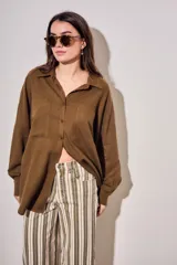 Camisa de lino y viscosa color marrón, con bolsillos frontales ojal, mangas largas y corte oversize.