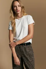 Remera básica de manga corta con cuello redondo y silueta ajustada, confeccionada en una mezcla de lyocell y elastano que proporciona una textura suave, liviana y elástica.
