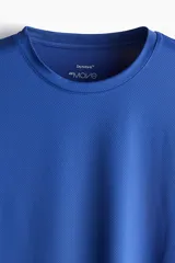 Remera deportiva azul de corte estándar, cuello redondo y mangas cortas. Confeccionada en tejido funcional DryMove™ que ayuda a absorber el sudor.