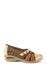 Zapato guillermina artesanal confeccionado en cuero, con diseño combinado en tonos beige, marrón y verde militar. Presenta perforaciones decorativas en el talón, tiras entrelazadas en el empeine, y una tira con hebilla ajustable. Cuenta con una suela baja de goma con cámara de aire.