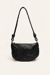 Cartera bandolera de cuero negro, de diseño relajado y suave, con detalles de nudos hechos a mano en las asas y costuras visibles.