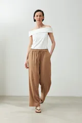 Remera blanca con escote bardot, de corte ajustado y manga corta.