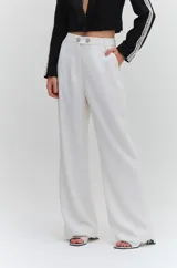 Pantalón blanco de corte recto, confeccionado en tejido de crepé y forrado. Cuenta con bolsillos laterales, cinturilla con trabillas, cierre con dos botones joya y bolsillos de sastre en la parte trasera.