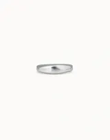 Anillo plateado de metal con diseño irregular y forma plana.