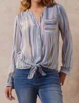 Blusa estampada de Zac & Rachel con cuello a la base, escote en V y botones. Tiene un bolsillo aplicado en la parte delantera, mangas largas regulables con presilla y botón, y terminación anudada opcional.