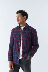 Sobrecamisa de algodón para hombre con interior de corderito, botones, bolsillos tipo cartera y logo en goma.