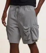 Bermuda cargo gris de poliéster, con cintura elástica ajustable mediante cordón y múltiples bolsillos tácticos laterales con solapa y cremallera.