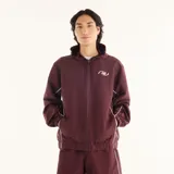 Campera deportiva New Balance de hombre, modelo Trackside, en color bordó con capucha ajustable, cierre frontal, bolsillos laterales y detalles de ribetes blancos en contraste.