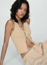 Pantalon de corte wideleg color beige, con cintura elástica, cierre frontal de cremallera y botón, y detalle de pliegues frontales.