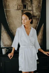 Bata corta color champagne de satén con mangas 3/4 y lazo para atar a la cintura.