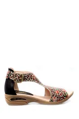 Sandalia baja Vanzetti modelo Grace, con suela de burbuja y talón negro. Las tiras delanteras y el ajuste en el tobillo presentan un diseño combinado con estampado animal print y detalles florales.