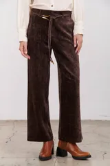 Pantalón marrón de terciopelo con corte recto, cintura alta y lazo ajustable.