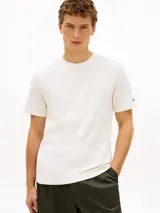Remera de cuello redondo blanca de corte regular, confeccionada en puro algodón interlock. Cuenta con un discreto logo tonal bordado en el pecho y el logo de la marca bordado en la manga.