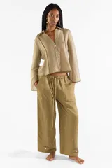 Pantalón de lino tencel color verde militar, de corte recto y holgado, con cintura elastizada, cordón de ajuste y bolsillos laterales amplios tipo cargo.