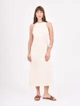 Vestido midi de corte recto y ajuste al cuerpo, con cuello alto estilo halter y sin mangas.
