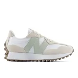Championes New Balance 327, modelo W327SUB, con diseño retro inspirados en los años 70. Combinan base de nailon blanco con superposiciones de gamuza en tono beige y el icónico logotipo 'N' en color verde menta en los laterales. Cuenta con entresuela amortiguada y suela de goma con tapones inspirada en el trail running que se extiende por el talón.