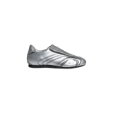 Zapatillas Adidas Taekwondo modelo F50, de color plateado metalizado con detalles en negro, diseño slip-on inspirado en el calzado clásico de artes marciales y fútbol.
