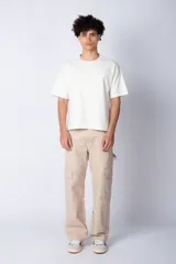 Remera de corte boxy y holgado, confeccionada en algodón pesado, con cuello redondo y diseño liso.