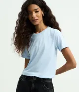 Remera básica de cuello redondo y manga corta con detalle de dobladillo, confeccionada en algodón suave.