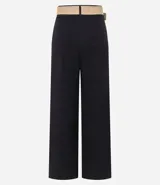 Pantalón wide leg de tiro alto en tejido de viscolino, con cierre tradicional, trabillas en la cintura y pliegues frontales.