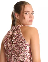 Blusa sin mangas con escote halter, confeccionada en tela cubierta de lentejuelas en tonos rosados y dorados. Presenta un diseño recto y forro interno a tono.