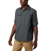Camisa de manga larga Columbia, color gris, con cuello clásico, cierre frontal de botones y dos bolsillos en el pecho. Cuenta con tecnología de protección solar y absorción de humedad, además de mangas enrollables con soportes.