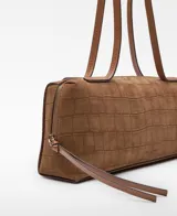 Bolso alargado color marrón, con diseño de grabado efecto cocodrilo y asas de hombro largas.