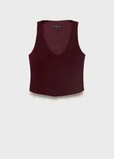 Chaleco bordó de cuello redondo abierto, tirantes anchos, cierre frontal de botones y diseño recto de estilo sastrero.