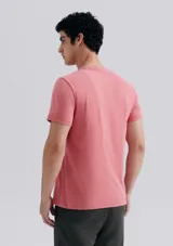 Remera básica celeste de corte regular, con cuello redondo y mangas cortas.